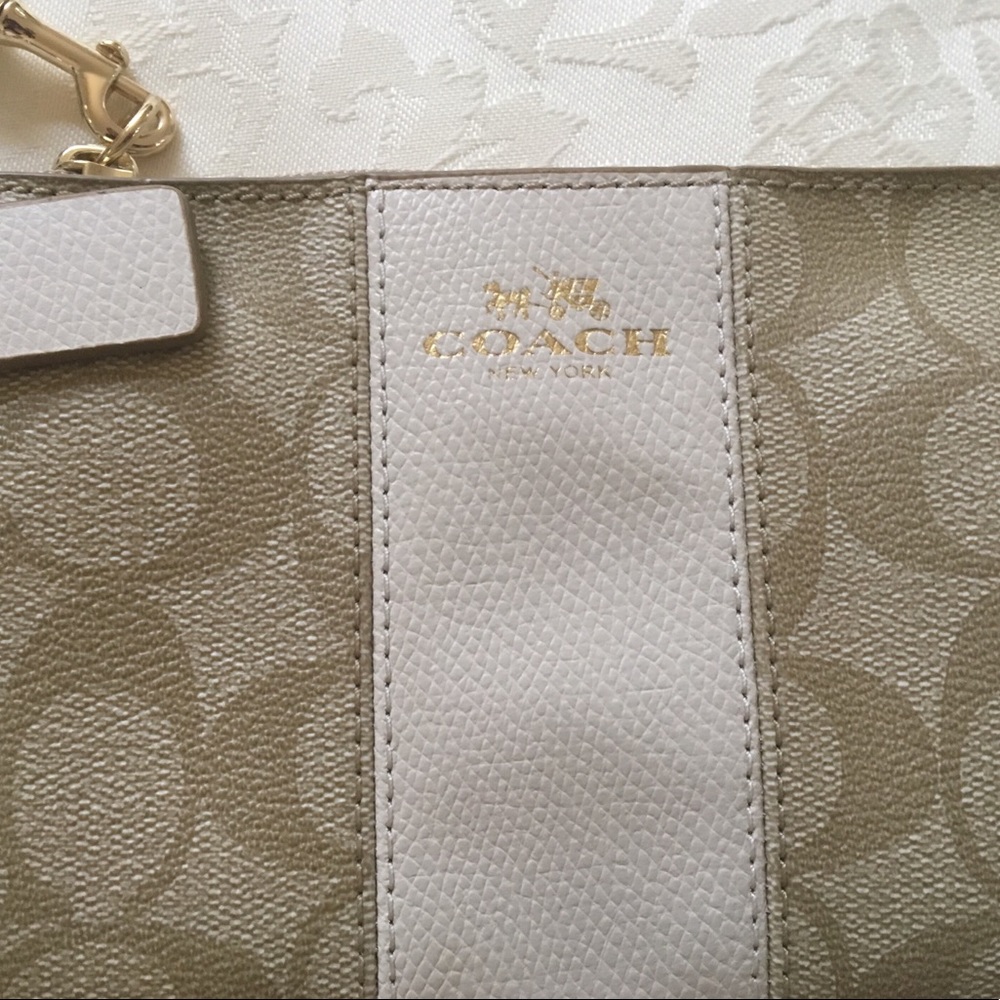 💖Coach Wristlet💖 - Picture 2 of 3